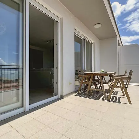 Gorgeous In With View *